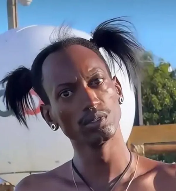 Đây là hình ảnh của một người đàn ông với mohawk trên đầu