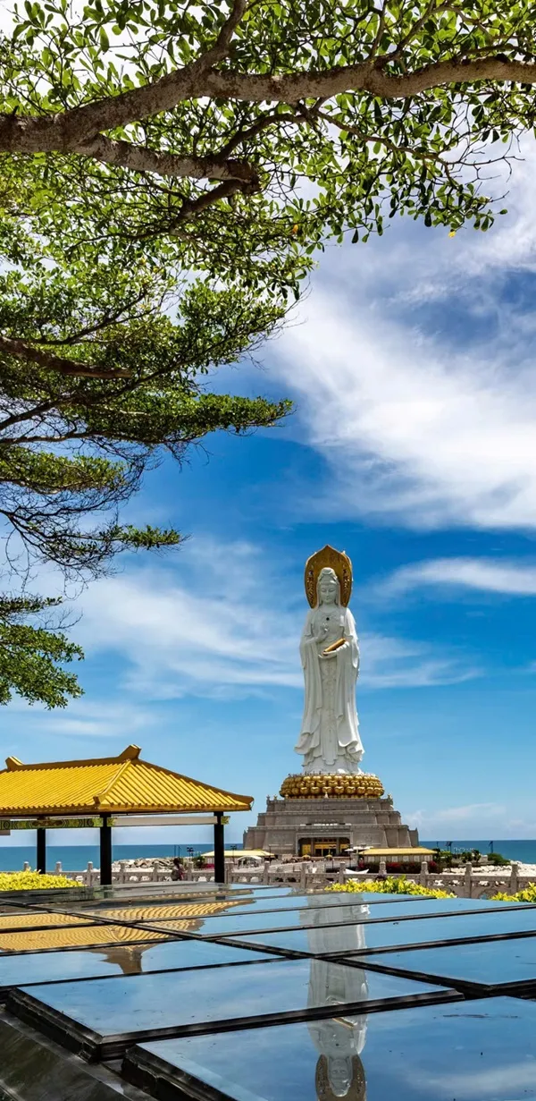 Một bức tượng lớn màu trắng ở giữa hình nền phật hồ bơi