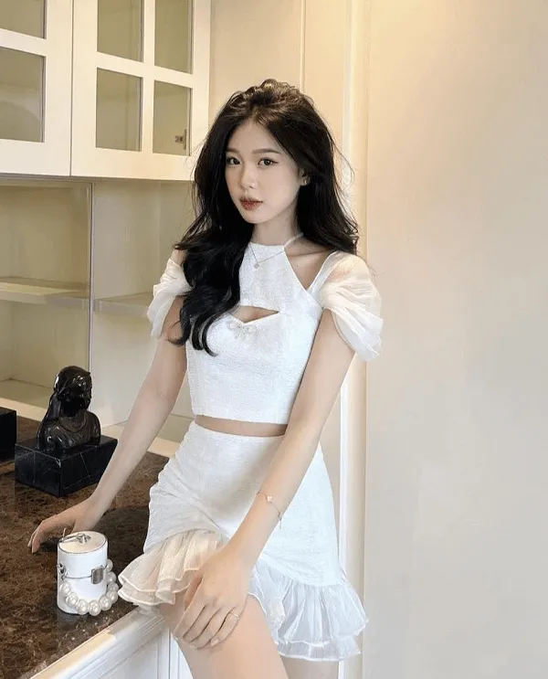 Hình ảnh gái xinh việt nam có một người phụ nữ đang đứng trước quầy