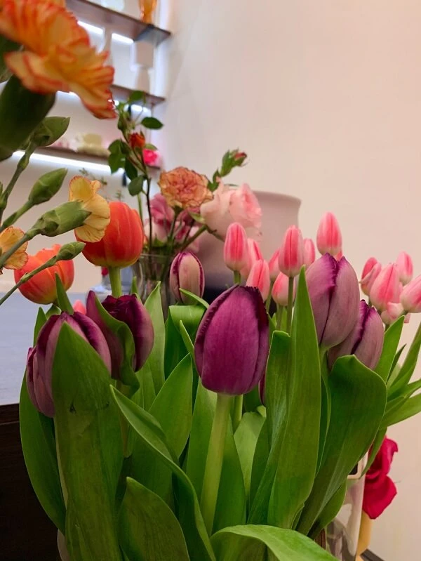 Một chiếc bình chứa đầy hoa trên bàn ảnh hoa tulip