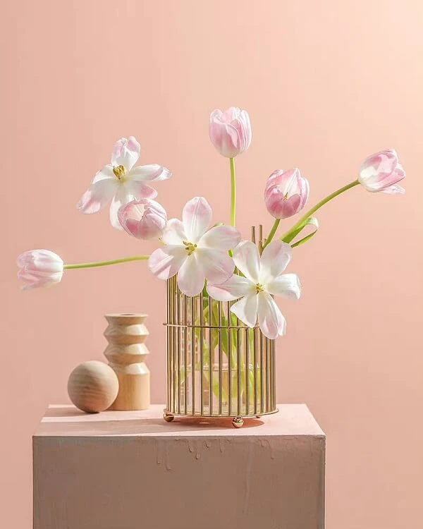 một chiếc bình có hoa trong đó trên bàn ảnh hoa tulip