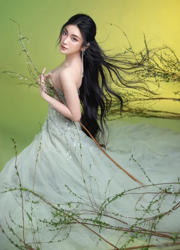 Đây là hình ảnh của một người phụ nữ có mái tóc dài trong chiếc váy trắng