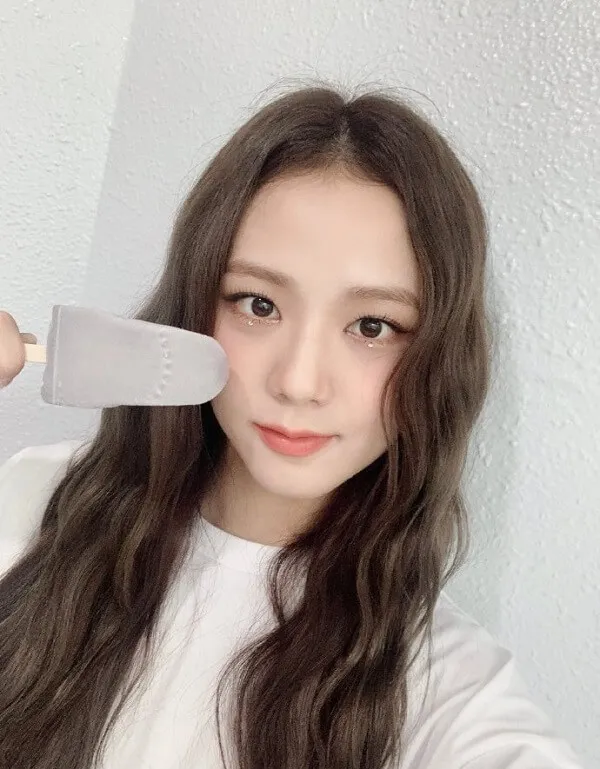 Ảnh jisoo có một người phụ nữ với mái tóc dài cầm con dao trước mặt