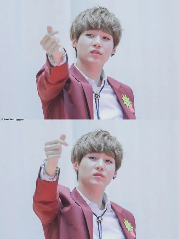Ảnh suga cute có hai hình của một cậu bé mặc áo khoác màu đỏ và cà vạt