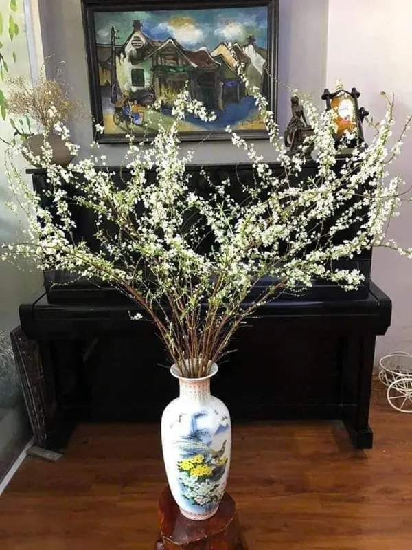 Có một chiếc bình số hoa trong đó trên bàn