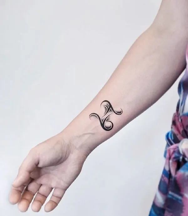Có một hình xăm nhỏ trên cổ tay của người phụ nữ