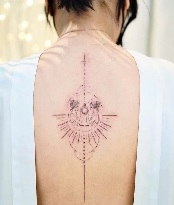 Có một người phụ nữ hình xăm trên lưng