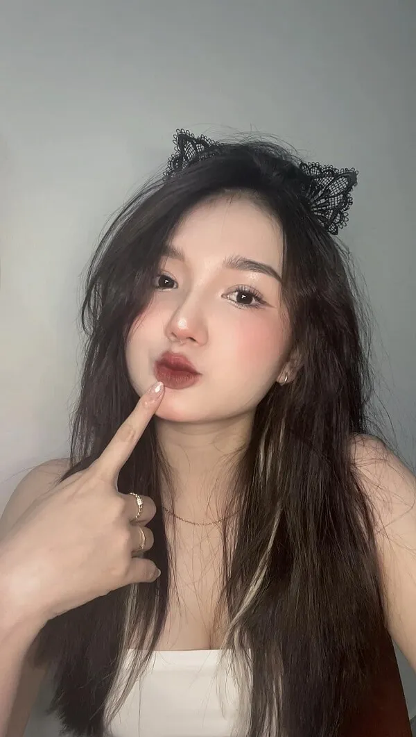 Cute ảnh gái đẹp có một người phụ nữ đang đánh răng bằng bàn chải