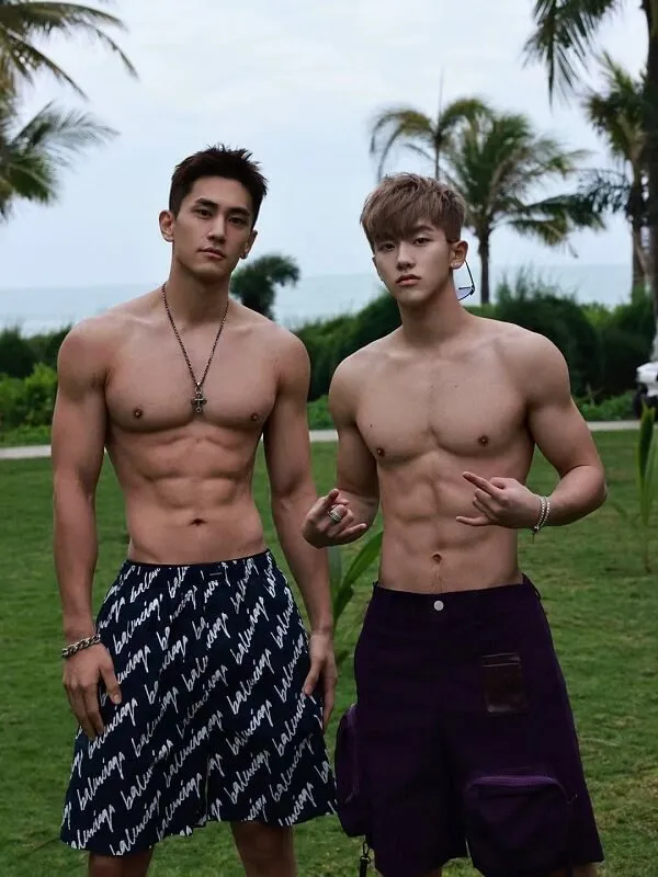Hình ảnh múi có hai thanh niên đứng cạnh nhau trên cỏ