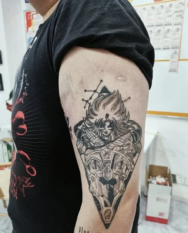 Có một người đàn ông hình xăm trên cánh tay mặc áo sơ mi đen